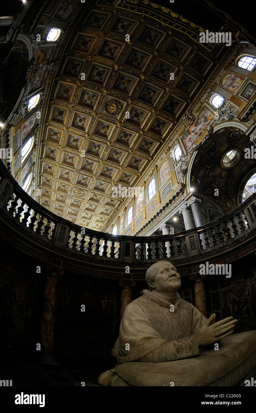 Statue of Pope Pius IX praying before the relic in The Basilica di Santa Maria Maggiore, Rome, Italy. Stock Photo