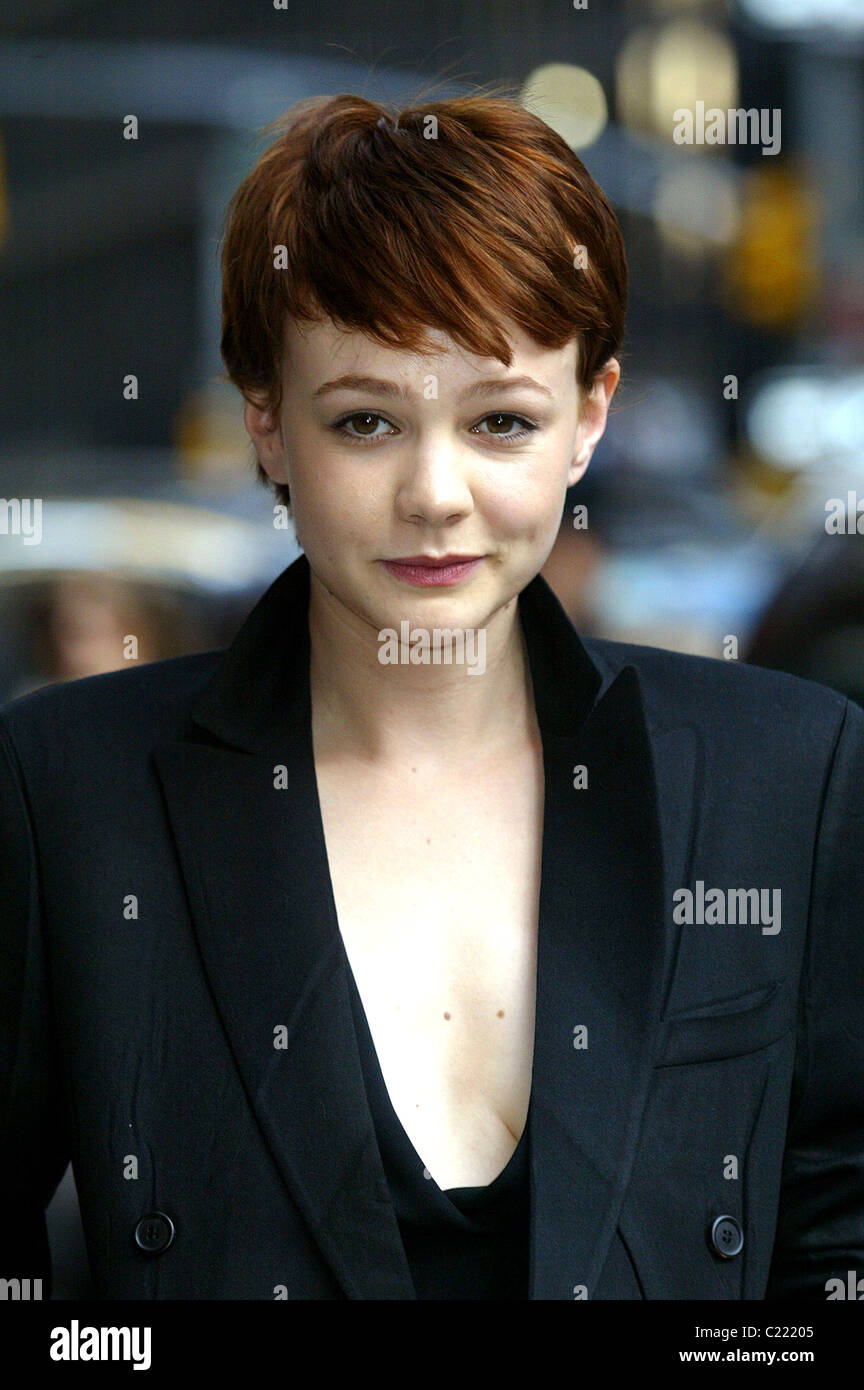 Carey mulligan outside late show hi-res stock photography and images ...