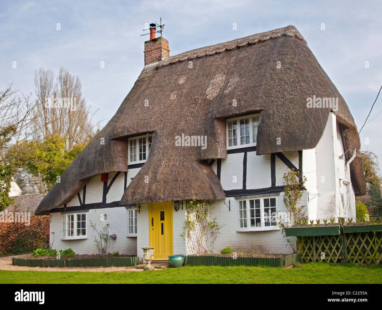 Thatched Cottage in Longparish, Hampshire, England Stock Photo