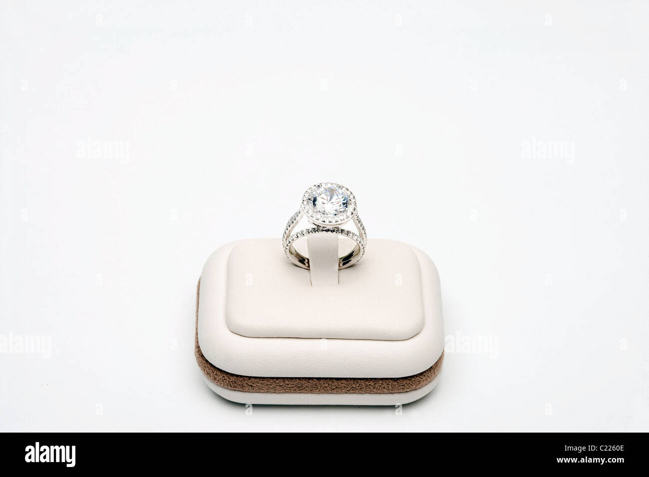 Platinum ring with 5 carat centre diamond surrounded by full cut 0.80 carat diamonds Stock Photo