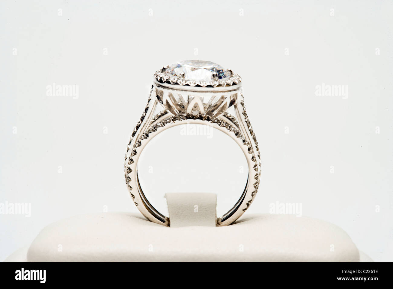 Platinum ring with 5 carat centre diamond surrounded by full cut 0.80 carat diamonds Stock Photo