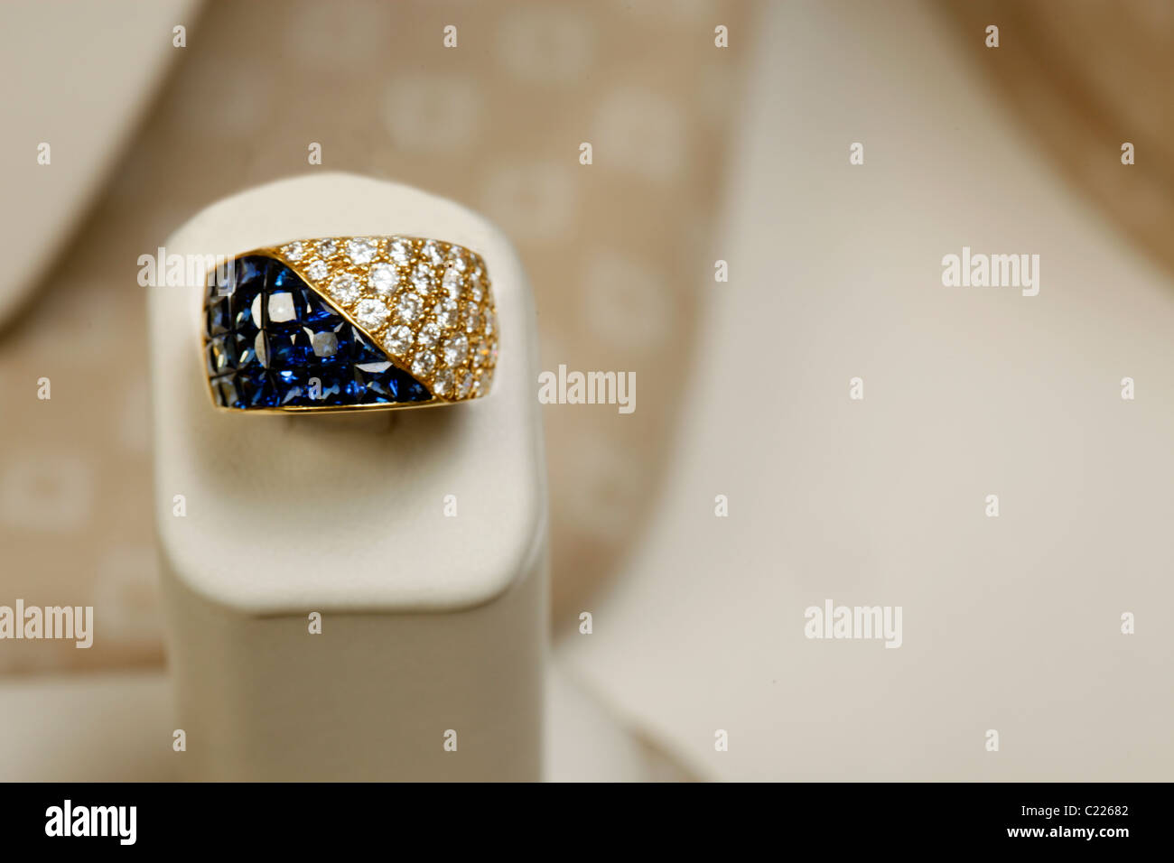 18k yellow gold ring 5.25 carats of princess cut saphires and 1.82 carats of diamonds Stock Photo