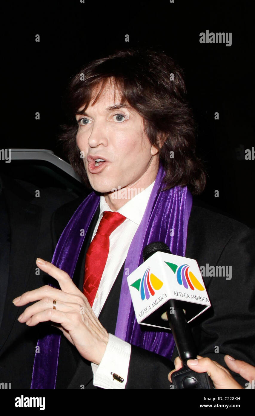 Spanish singer Camilo Sesto arrives at a press conference to announce his  last tour at club La Boom New York City, USA Stock Photo - Alamy