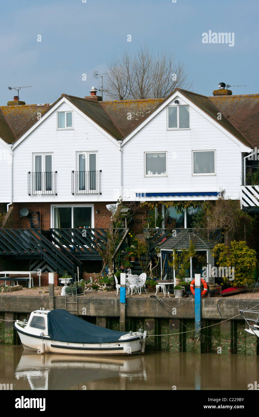 Waterfront homes south england hi-res stock photography and images - Alamy