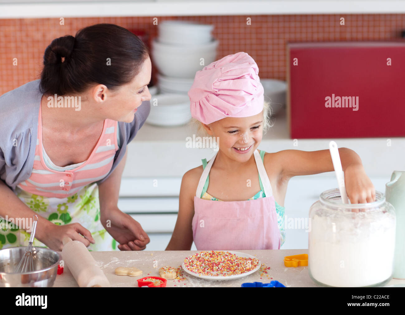 Мама готовит блины. Мама с дочкой готовят. Мама с ребенком готовит мороженое. Мама с Димочкой пекут блины. Блинчики приготовленные с мамой и дочкой.