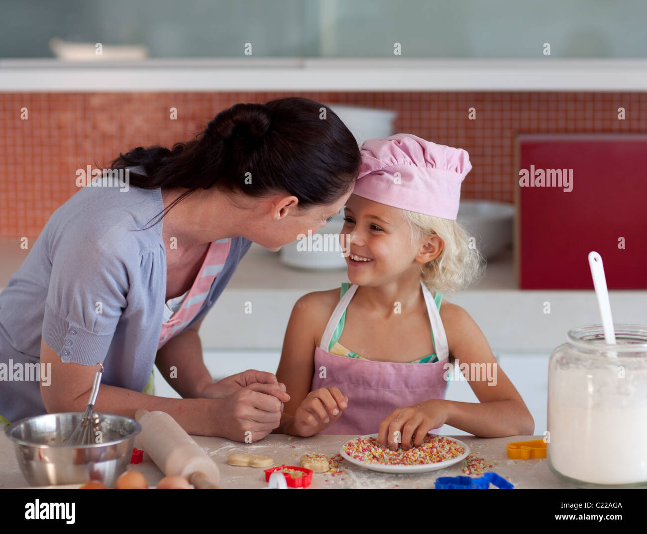 Куни мать учит. Мама учит дочку готовить. Дочь лижет маме на кухне. Kuni для мамы и Дочки. Мать делает куни дочке.