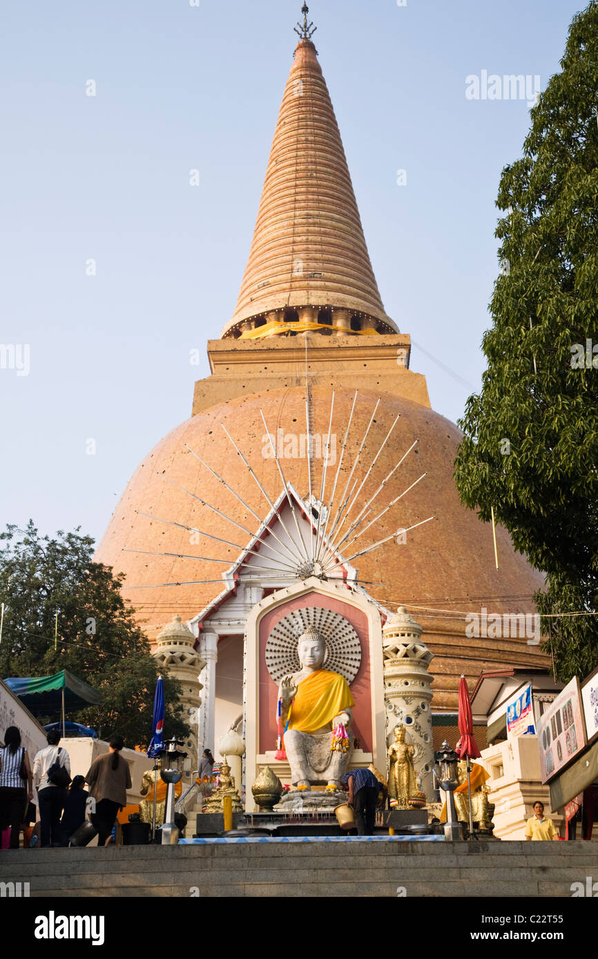 The 127 Metre Tall Phra Pathom Chedi The Tallest Buddhist Monument Stock Photo Alamy