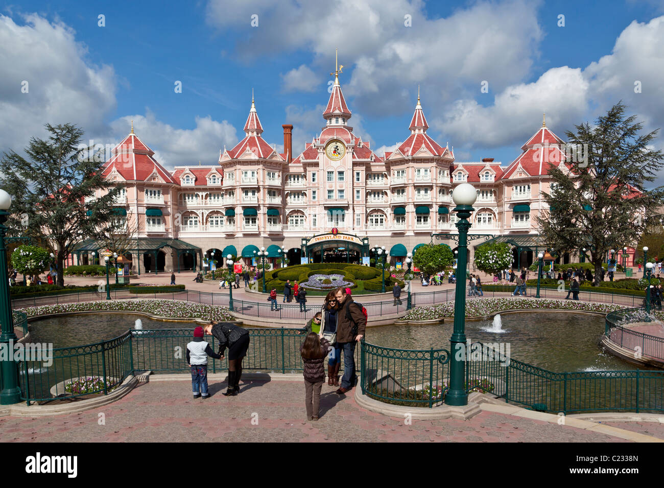 disneyland-paris-entrance-disneyland-paris-officially-opens-d23