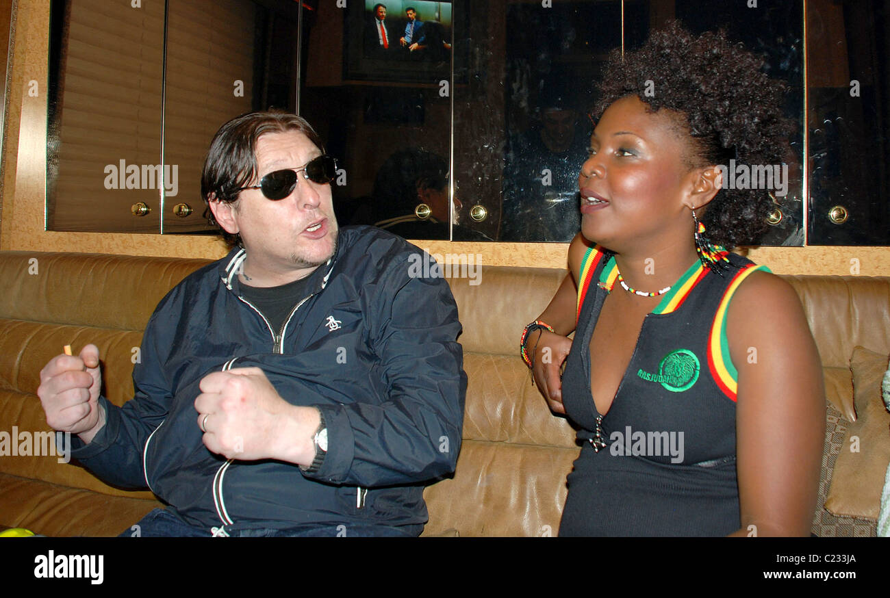 Shaun Ryder with vocalist Julie E. Gordon from the Happy Mondays on their tour bus after performing at the Roseland Ballroom Stock Photo