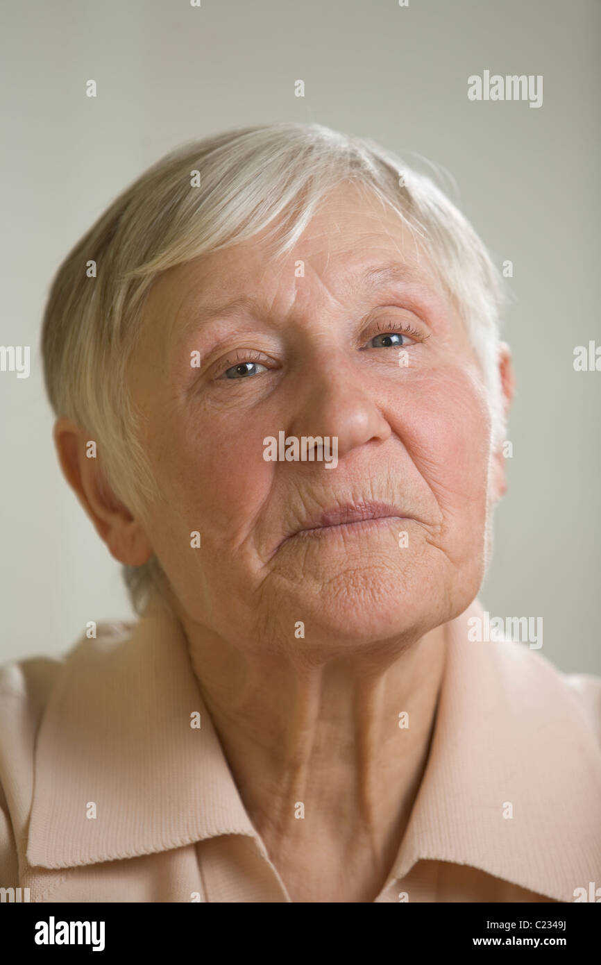 Portrait of elderly woman with short grey hair Stock Photo - Alamy