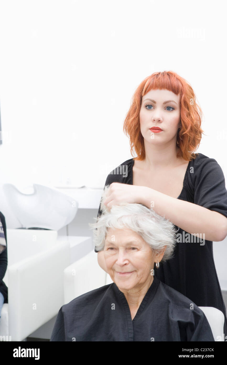 Stylist and client discuss haircut Stock Photo Alamy