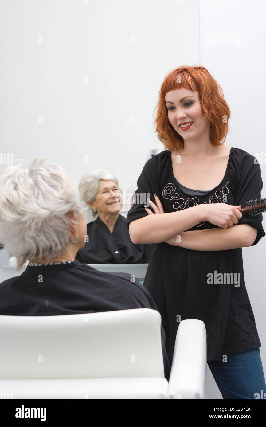 Stylist and client discuss haircut Stock Photo Alamy
