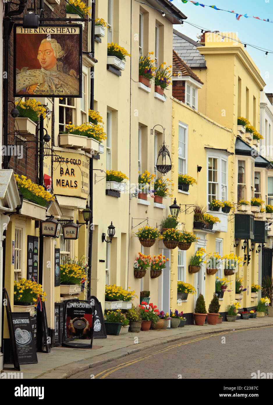The Kings Head Public House Deal, decorated with over 3000 flowers. Stock Photo
