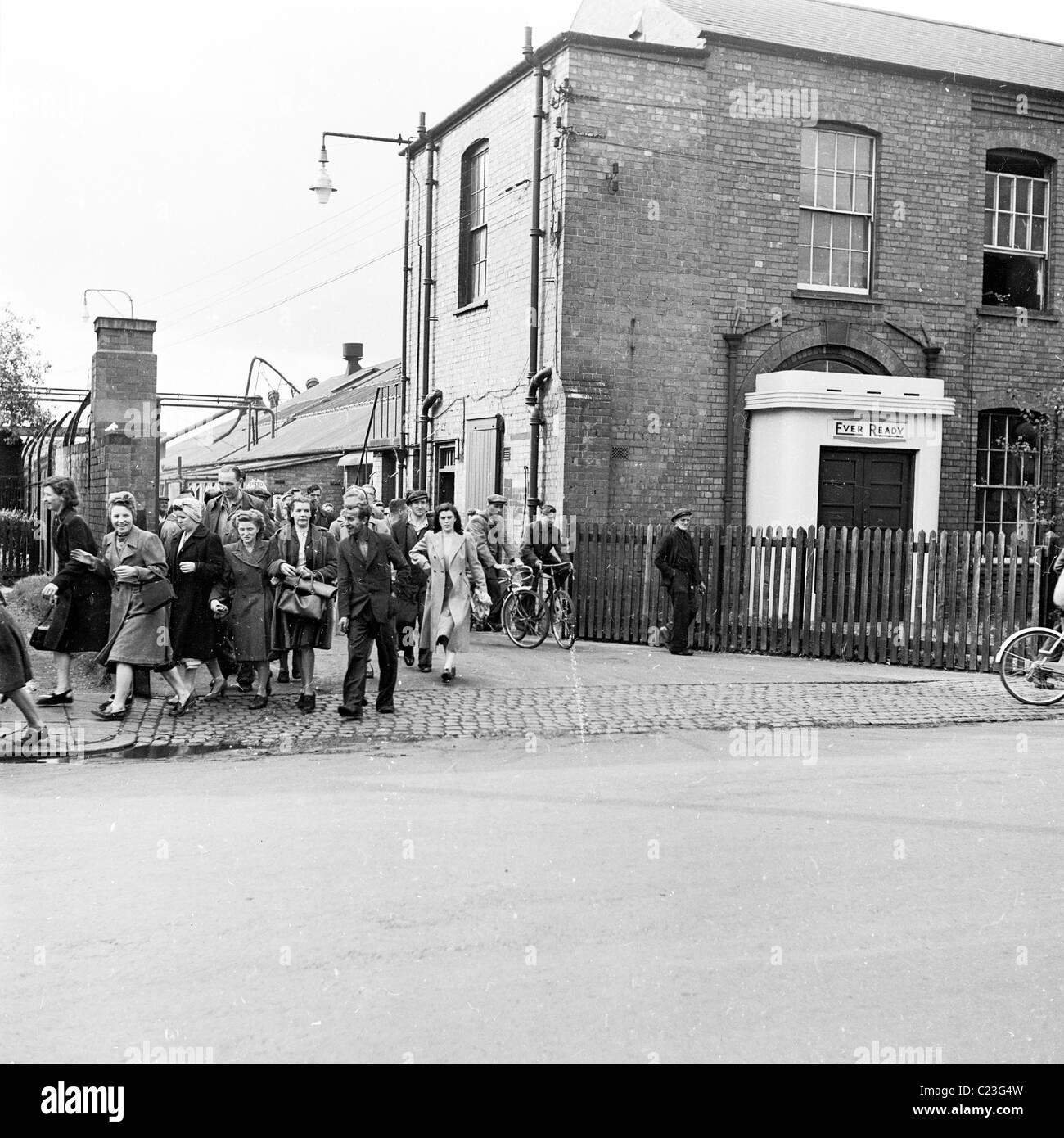 1950s, England. Workers at the Ever Ready Battery factory leave work after finishing their shift in this historical picture. Stock Photo