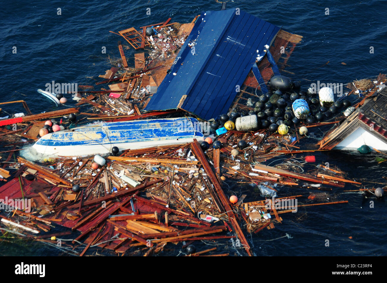 PACIFIC OCEAN (March 13, 2011) An aerial view of debris from an 8.9 magnitude earthquake and subsequent tsunami Stock Photo