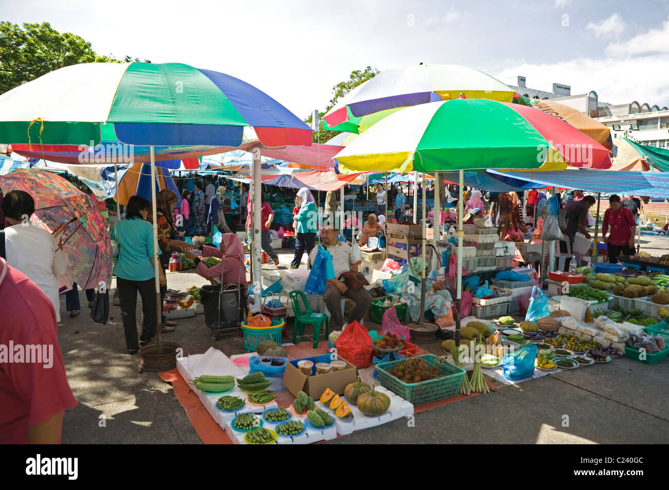Tamu Kianggeh Market, with colourful umbrellas and produce neatly laid out - Bandar Seri Begawan,  Sultanate of Brunei Stock Photo