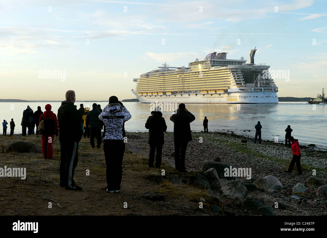 World S Largest Cruise Ship Sets Sail The Oasis Of The Seas The