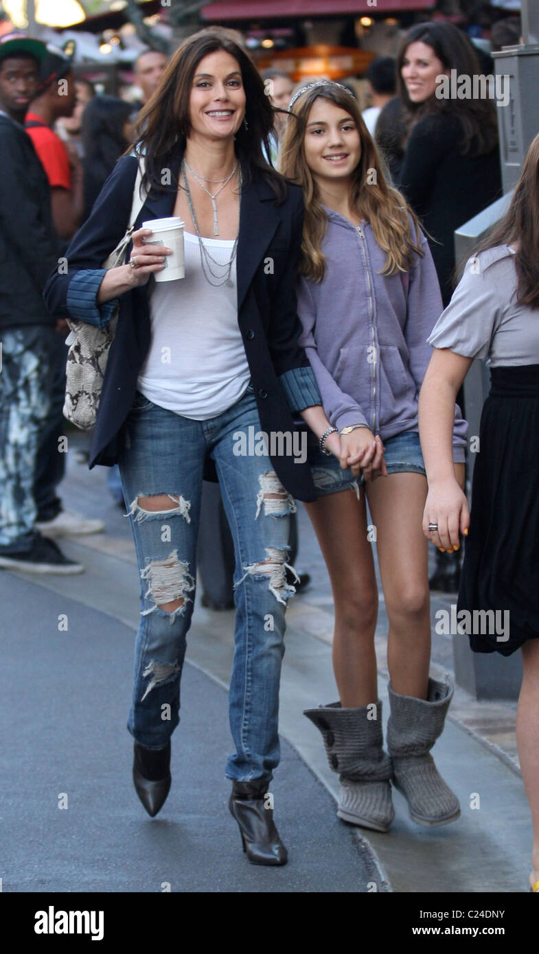 Tegne Ørken vej Teri Hatcher and daughter Emerson Rose go shopping together in Hollywood  Los Angeles, California, USA - 07.11.09 Stock Photo - Alamy