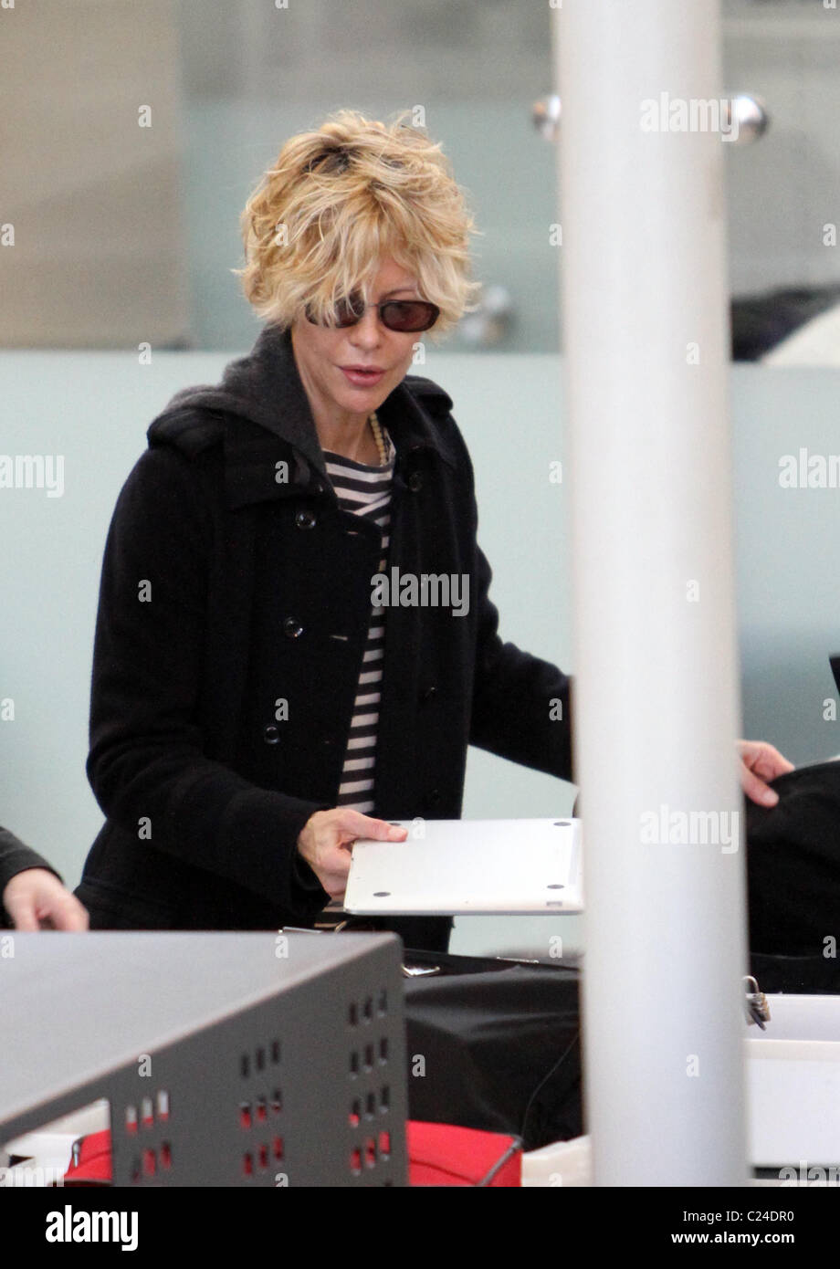 Actress Meg Ryan going through security at LAX airport to catch a flight Los Angeles, California, USA - 07.11.09 Stock Photo