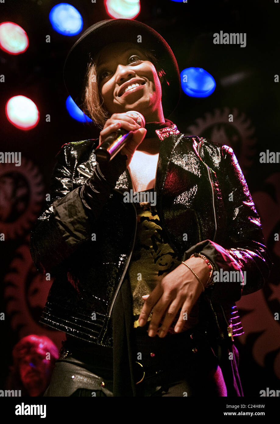 Ndea Davenport Of The Brand New Heavies Performing Live During