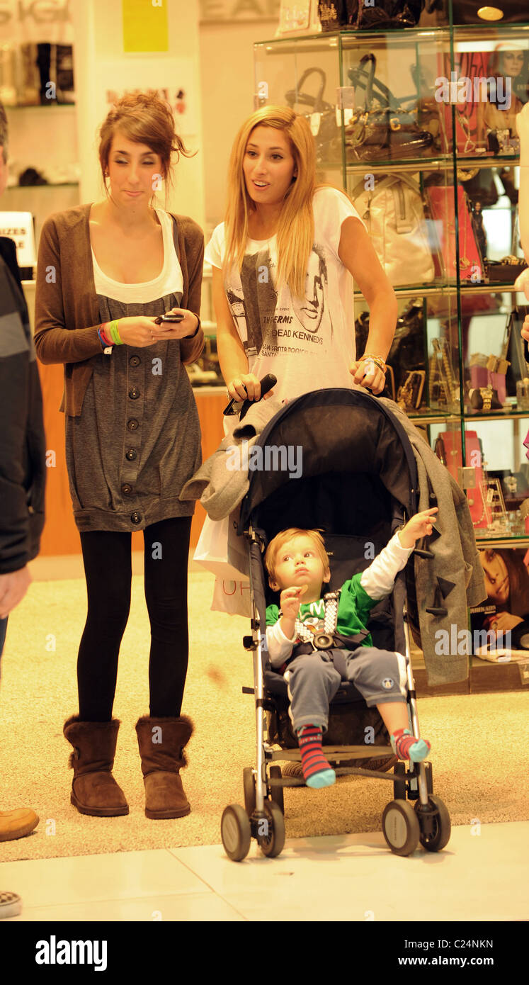 Stacey Solomon Out Shopping With Her Sister Gemma And Son Zach London England 28 10 09 Wenn Com Stock Photo Alamy