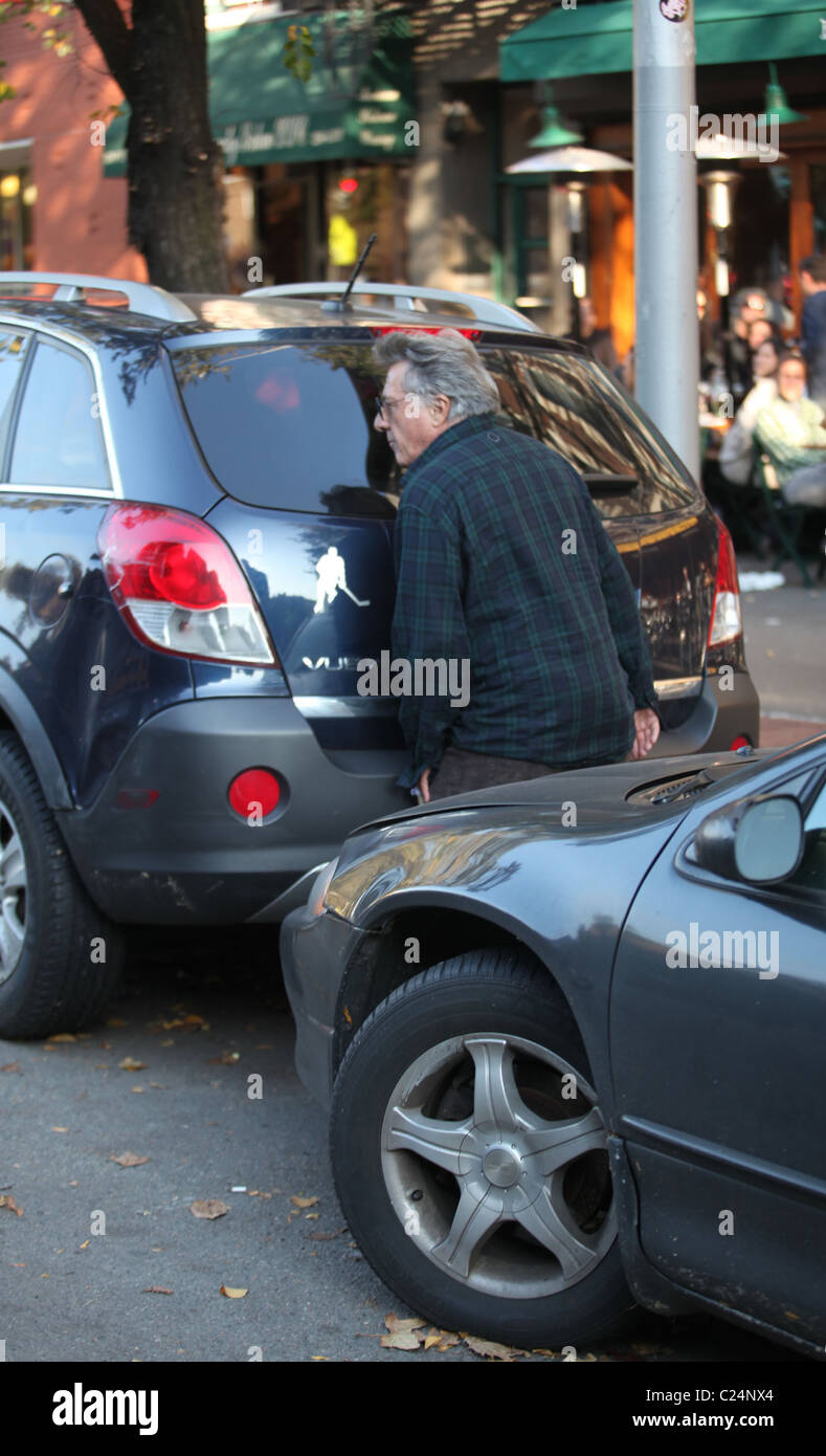 Dustin Hoffman Looking Into A Car As He Leaves Da Silvano Italian Restaurant In West Village New York City Usa 29 10 09 Stock Photo Alamy