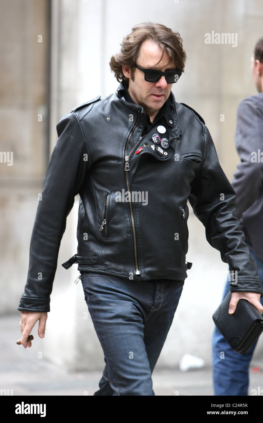 Jonathan Ross arriving to present his BBC Radio 2 show dressed in a leather  jacket with Ramones badges on the lapel London Stock Photo - Alamy