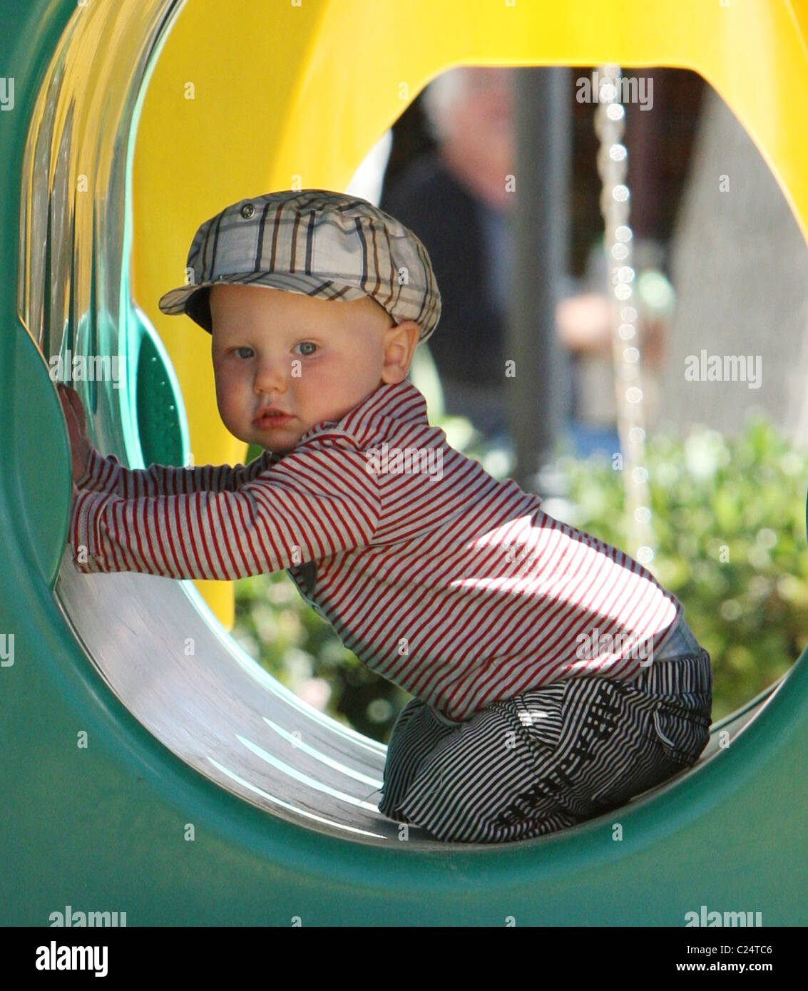 Henry Story Driver Minnie Driver and son Henry spend time together in Cross Creek Park in Malibu Malibu, California - 27.10.09 Stock Photo
