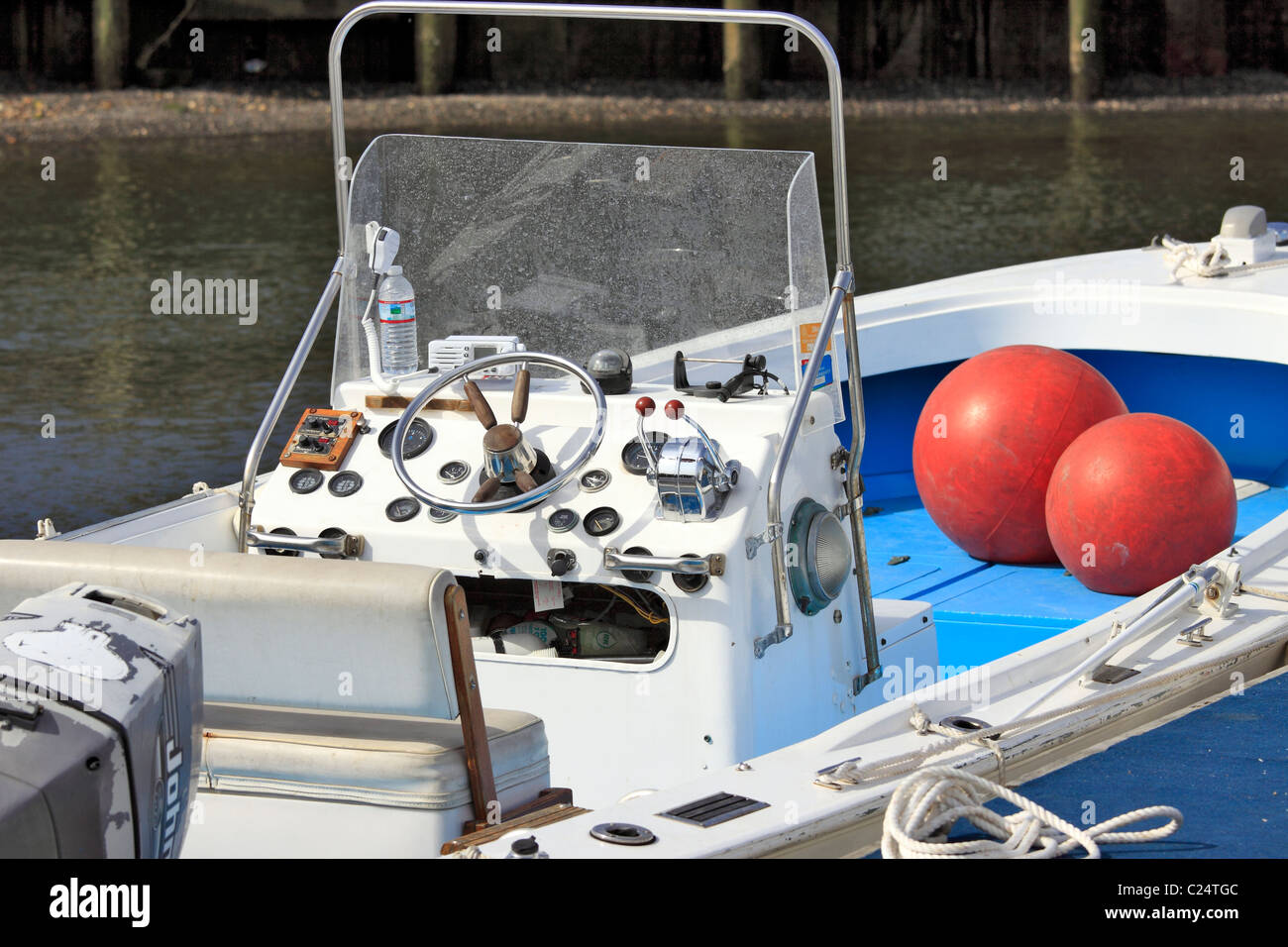 Throttle boat hires stock photography and images Alamy