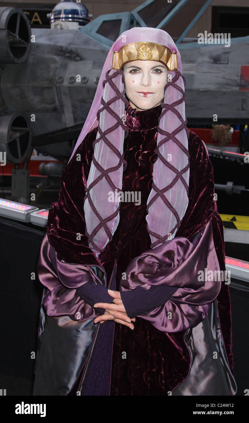 مضخة اذهب للخارج طفرة  قفزه  Natalie Morales as Queen Amidala NBC's 'Today Show' anchors dress as the  cast of 'Star Wars' on Rockefeller Plaza New York Stock Photo - Alamy