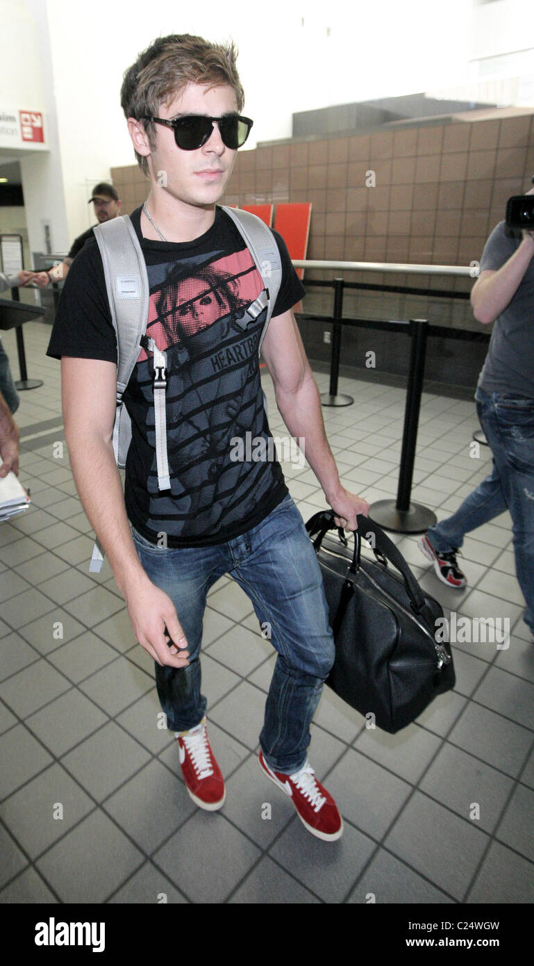 Zac Efron arrives at LAX on an Alaskan Airlines flight from Vancouver. Los  Angeles, California - 01.11.09 Stock Photo - Alamy