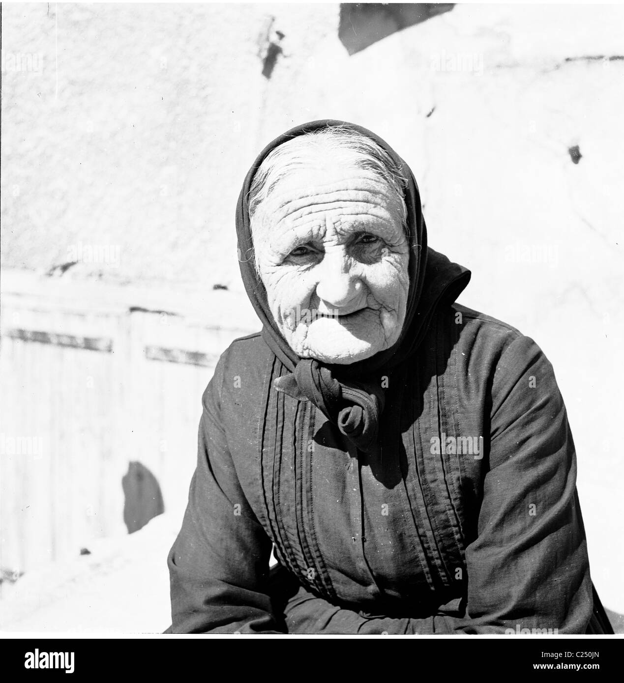 Woman carcassoune sitting elderly scarf black and white lady hi-res stock  photography and images - Alamy