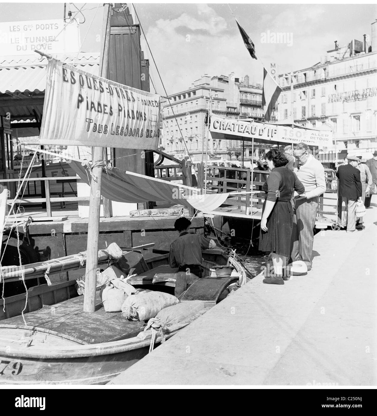 France,1950s.  Sea food being sold from a boat at the old port at Marseilles. Stock Photo
