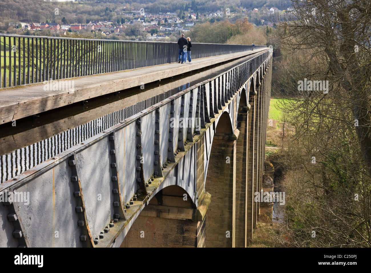 Pontcysyllte Aqueduct carrying the Llangollen canal with people walking on Offa's Dyke path. Trevor, Wrexham, North Wales, UK, Britain Stock Photo