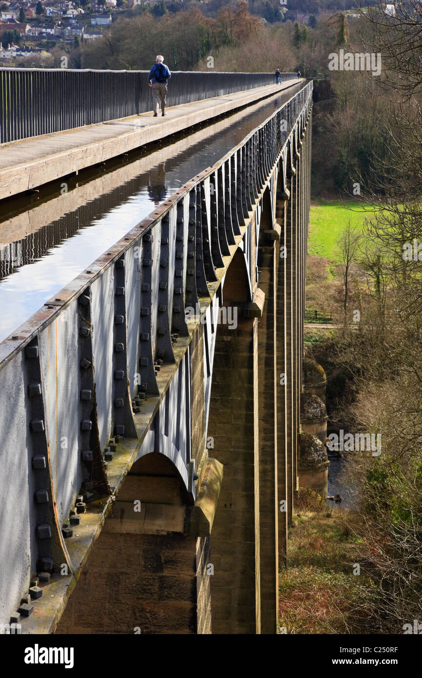 Pontcysyllte Aqueduct carrying the Llangollen canal with people walking on Offa's Dyke path on the towpath. Trevor, Wrexham, North Wales, UK Stock Photo