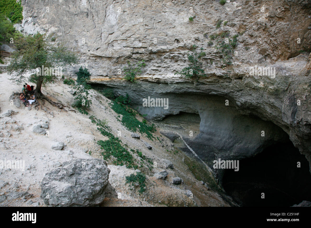 Natural Spring France The Natural spring at Fontaine de Vaucluse village, Provence, France ...