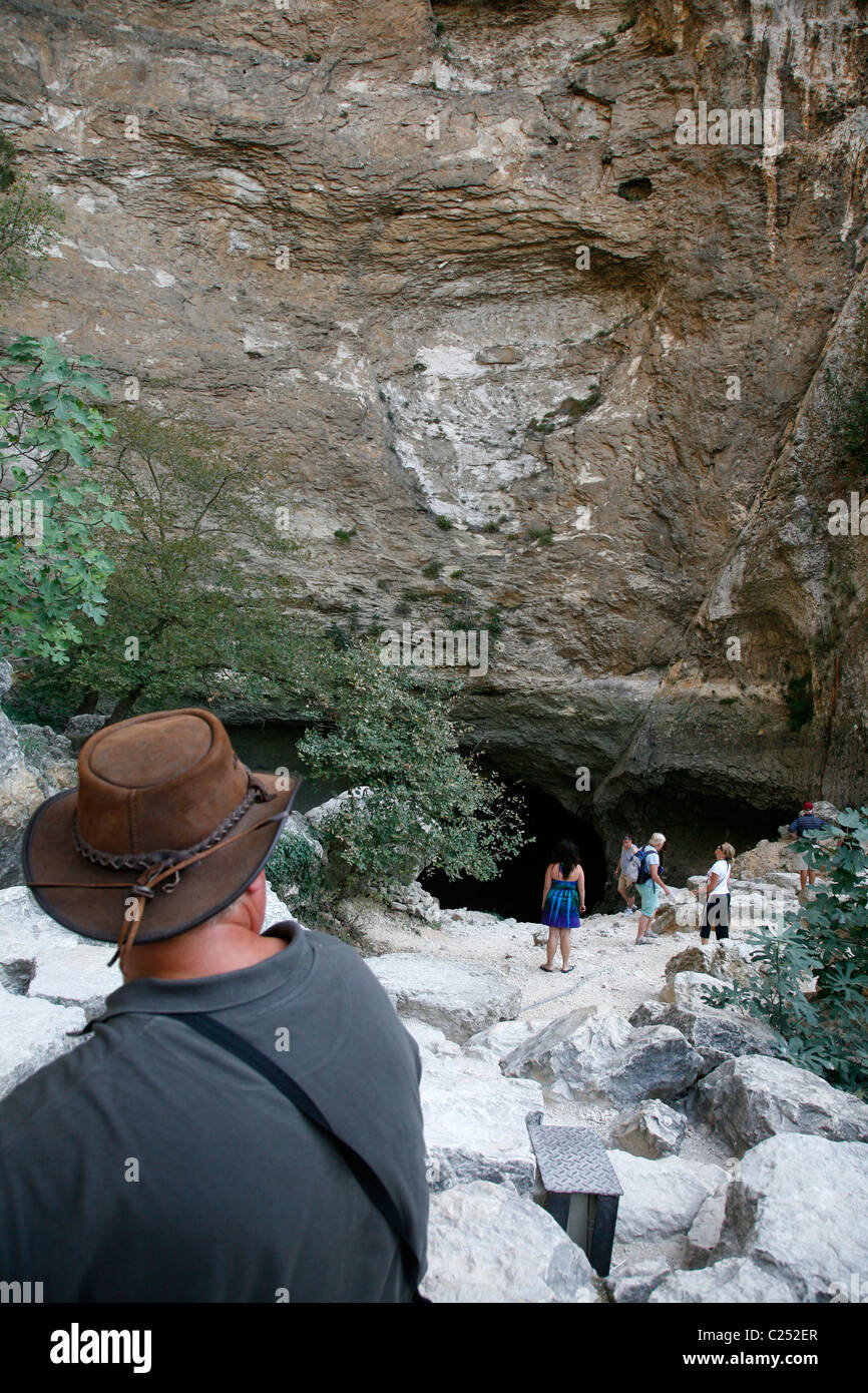 Natural Spring France The Natural spring at Fontaine de Vaucluse village, Provence, France ...