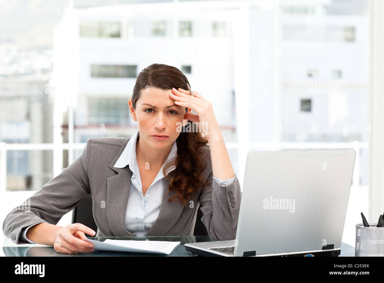 администраторша решает проблемы. администраторша решает проблемы. красивая администраторша. деловая женщина расстроена в офисе. гостинг.