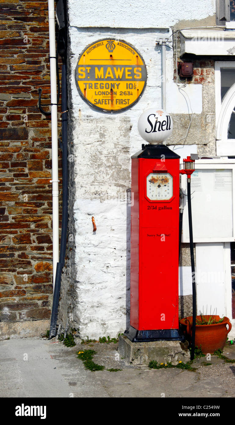 OLD FASHIONED PETROL PUMPS AT St MAWES. CORNWALL UK. Stock Photo