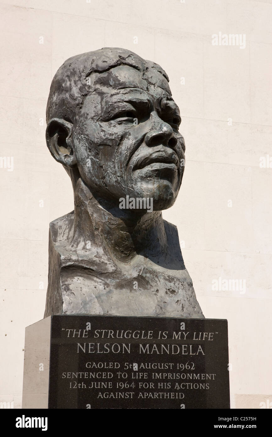 Statue of Nelson Mandela outside the Festival Hall at the South Bank Centre Stock Photo