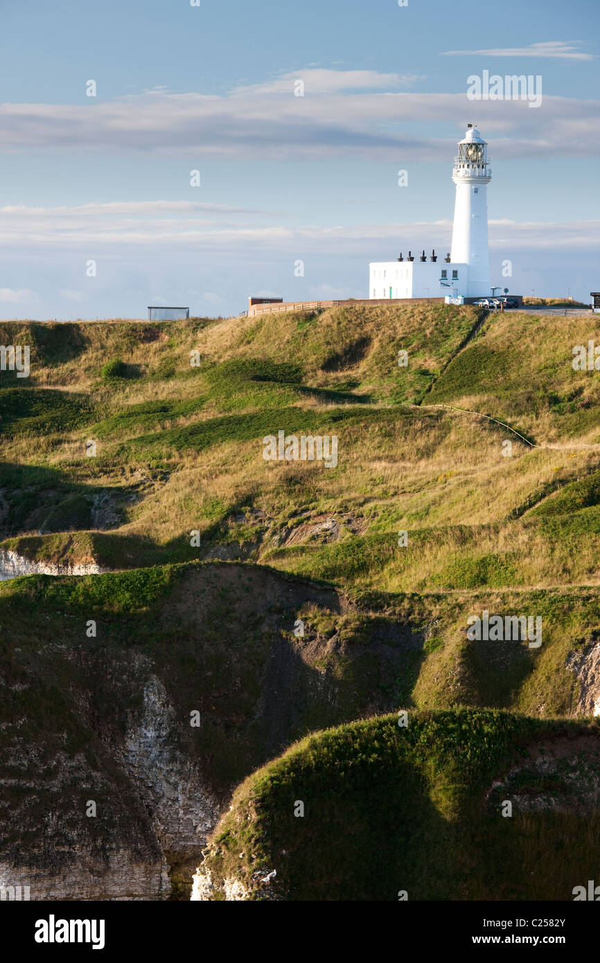 The lighthouse at Flamborough Head from the coastal path, Flamborough, East Yorkshire Stock Photo