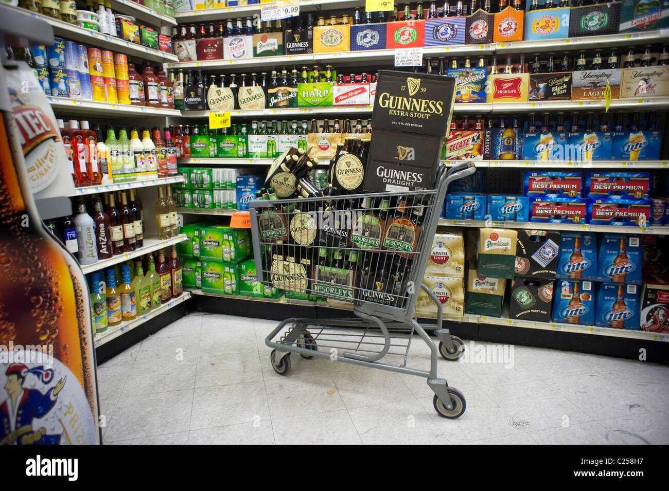 Beer cooler store hi-res stock photography and images - Alamy