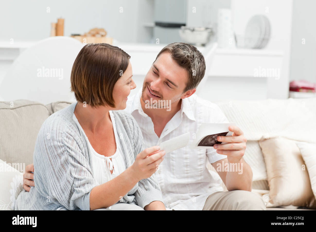 Futur Parents Looking At X Ray Stock Photo Alamy Futur Parents Looking At X Ray Stock Photo Alamy