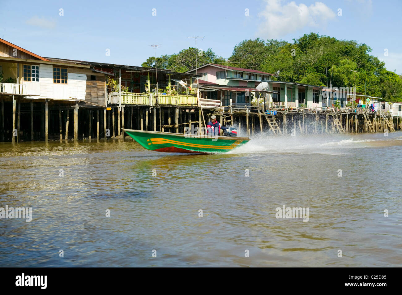kampong-ayer-water-village-at-bandar-seri-begawan-negara-brunei