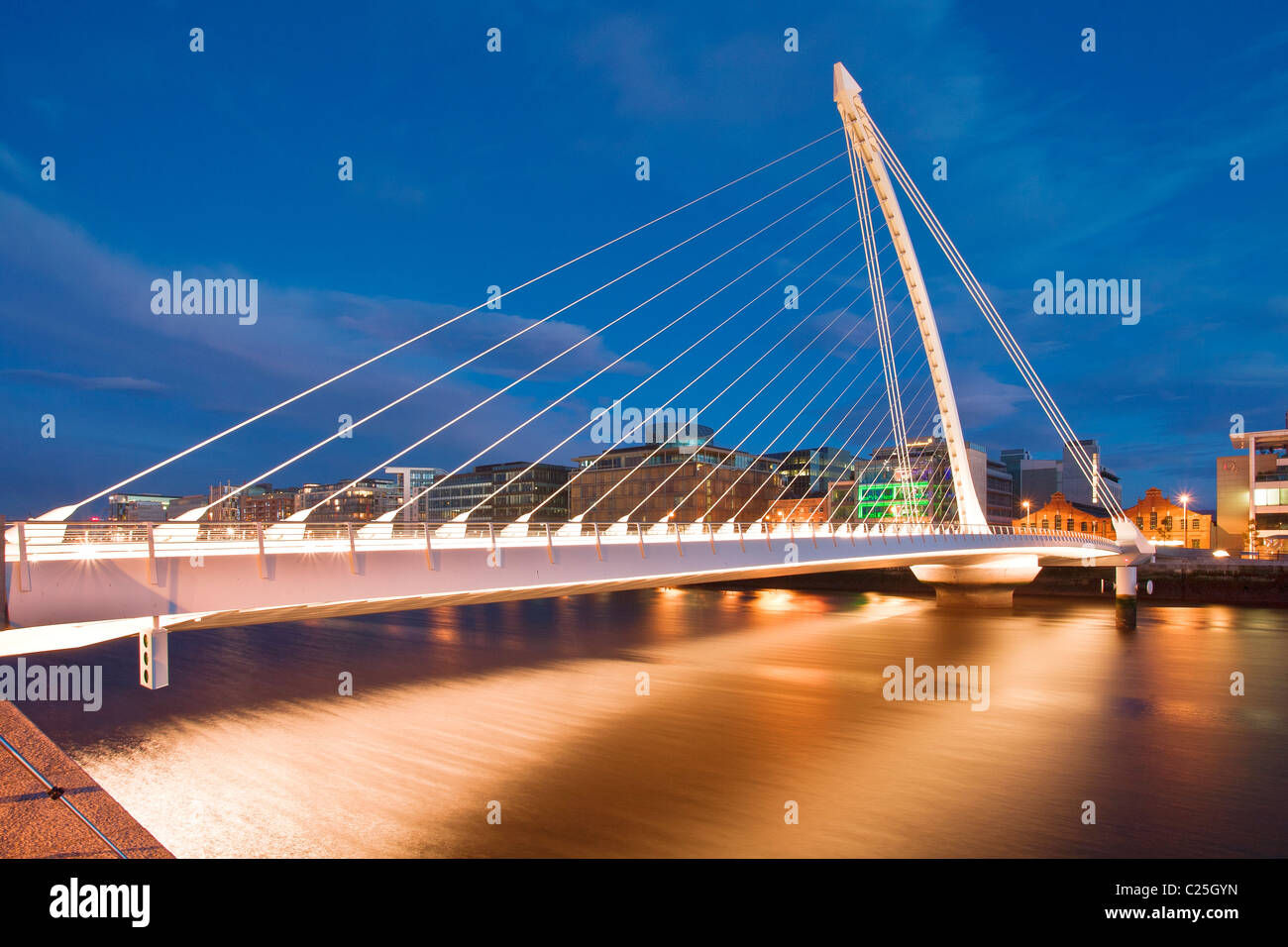 Samuel Beckett Bridge at night, River Liffey, Dublin, Ireland Stock ...