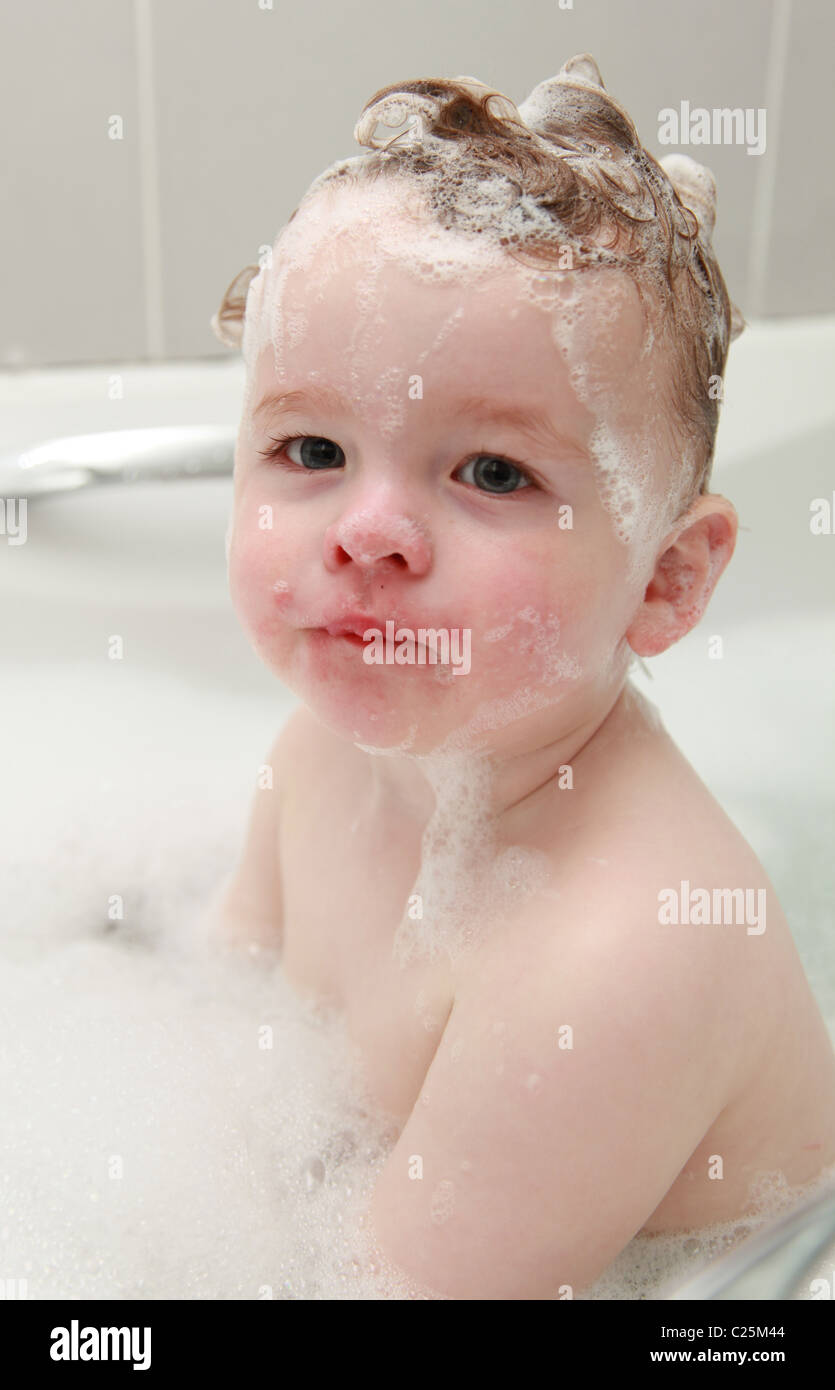 Kids having a bubble bath hi-res stock photography and images - Alamy