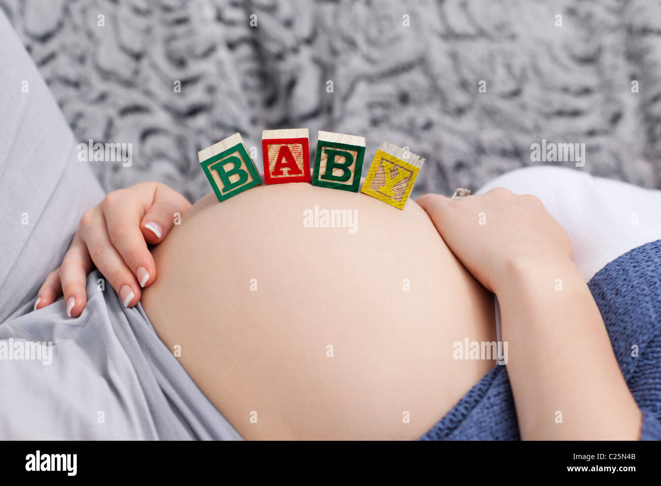 Забеременела сверху. Беременные женщины с кубиками. Кубики для фотосессии беременной. Беременный живот с кубиками.