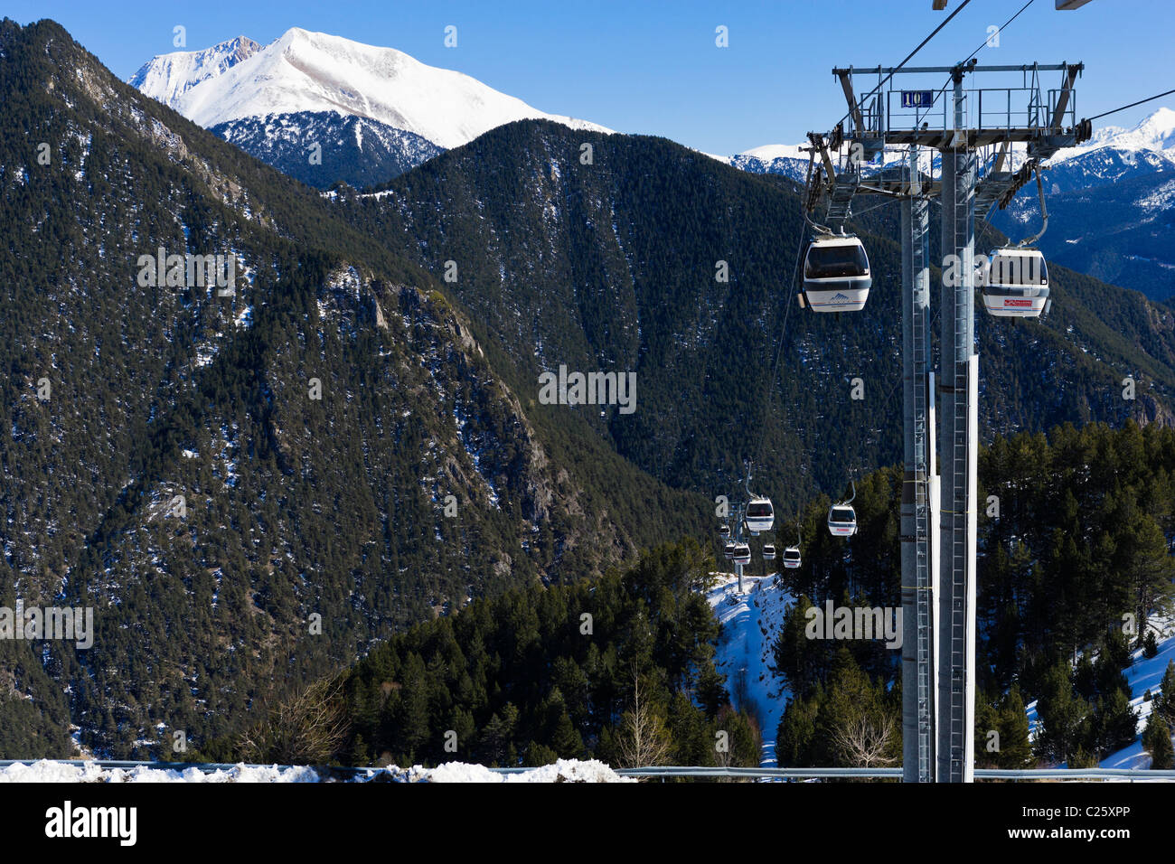 Gondola lift station hi-res stock photography and images - Alamy