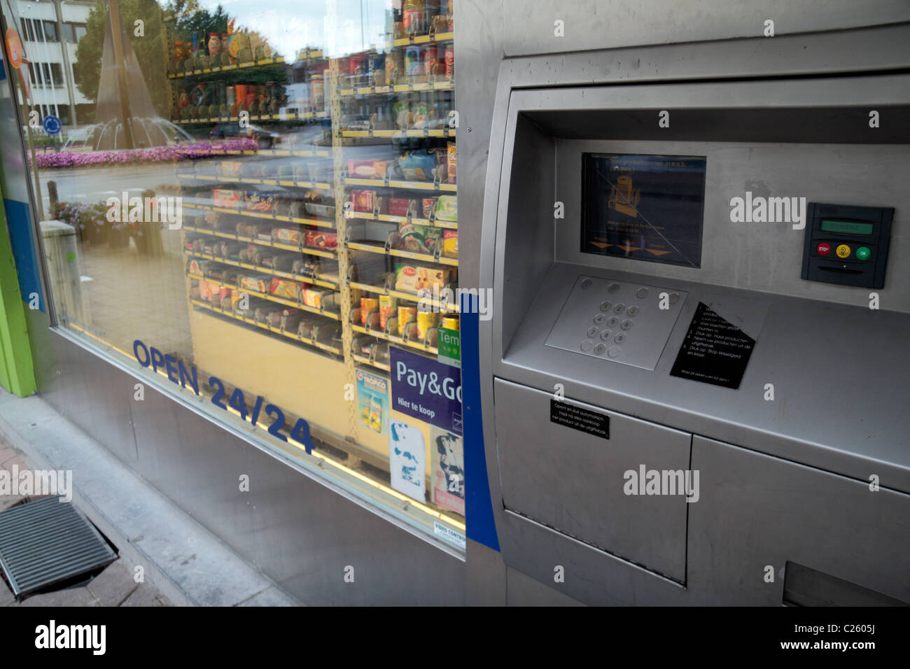 A 24 hour automatic food dispensing machine or vending
