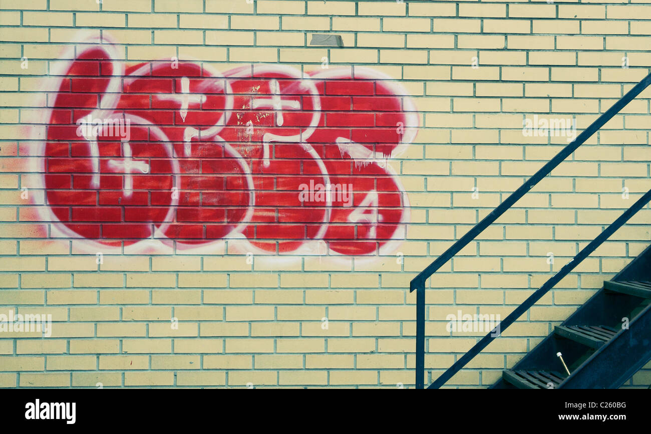 Chain Graffiti Chain link fence and Urban Graffiti Stock Photo - Alamy